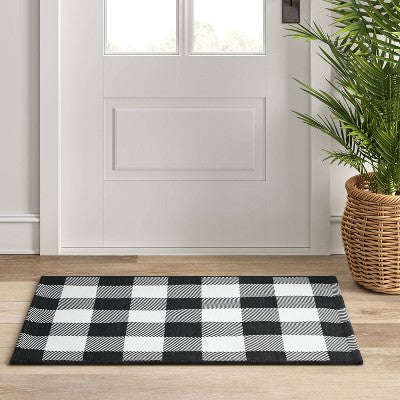  2'x3' Indoor/Outdoor Reversible Scatter Rug Black/White - Threshold™
